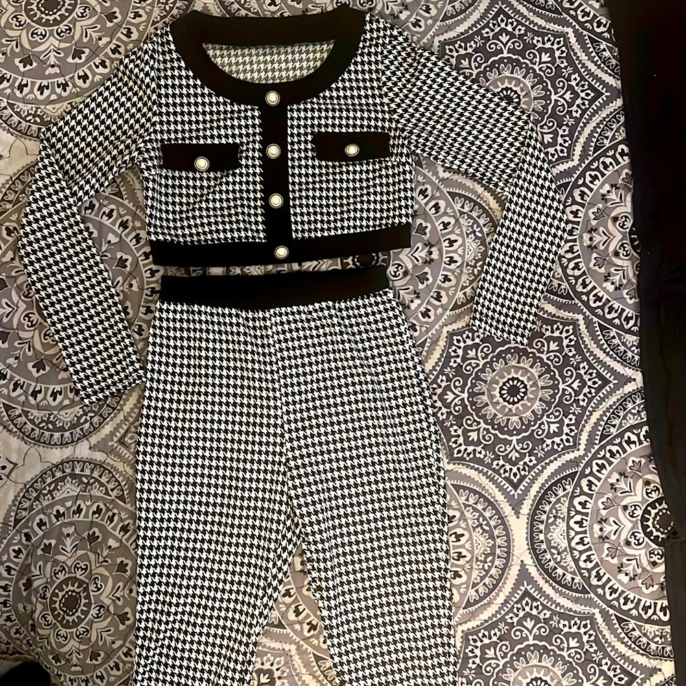 SHEIN SXY Houndstooth Fake
Button Top & Skinny Pants
Black and White / S(4)